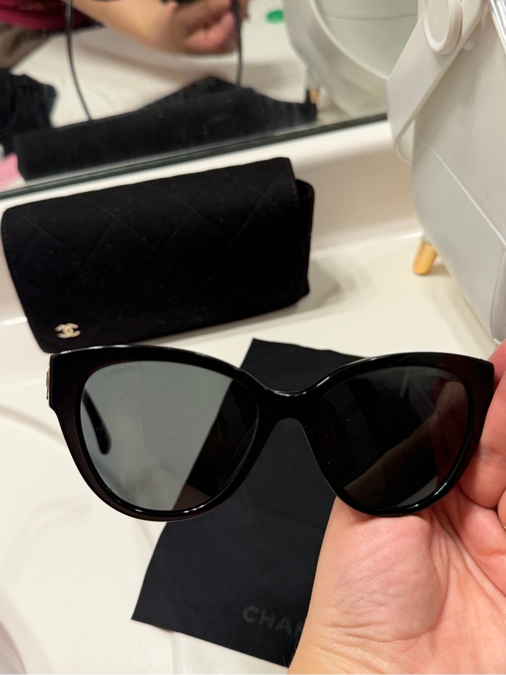CHANEL Black Heart Logo Sunglasses - Picture 12 of 16